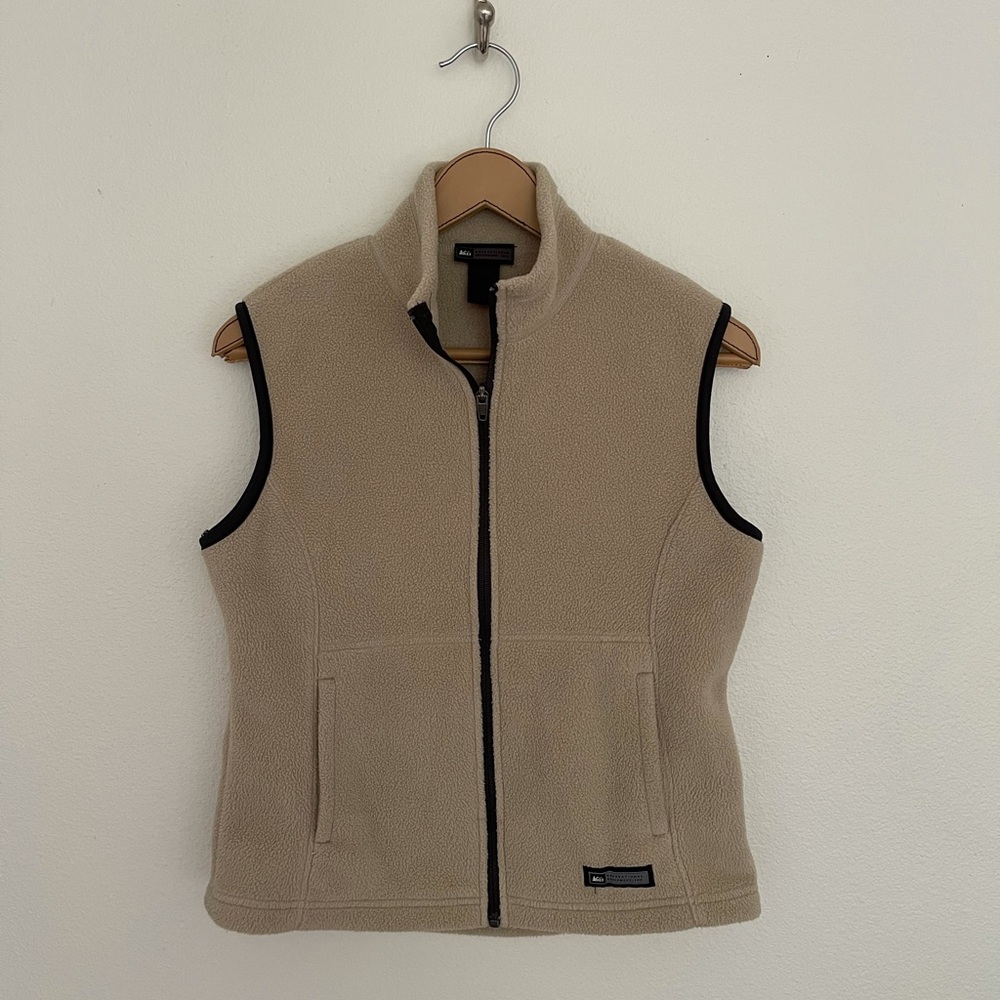 Small women’s REI vest